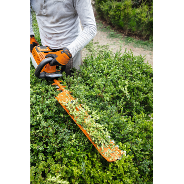 Taille-haies à batterie Stihl HSA 86 avec déflecteur.