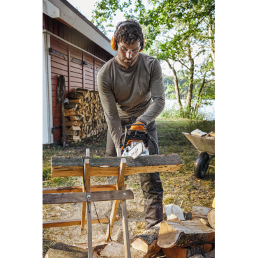 STIHL MS 162 C en utilisation avec chevalet de sciage