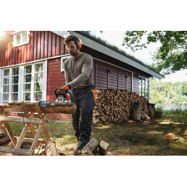coupe de bois sur chevalet de sciage STIHL MS 162 C