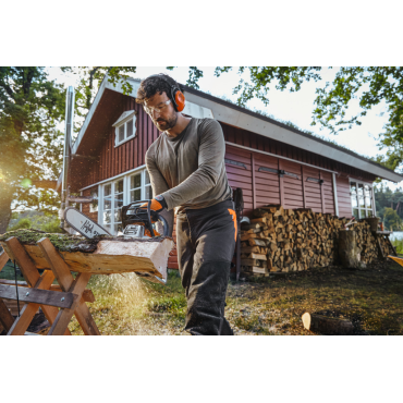 Stihl ms212 en action sur chevalet de sciage