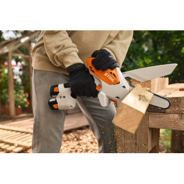Découpe de bois avec la tronçonneuse STIHL GTA 30