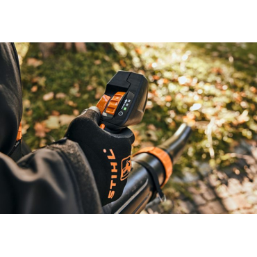 BGA 300 Souffleur à batterie STIHL en utilisation