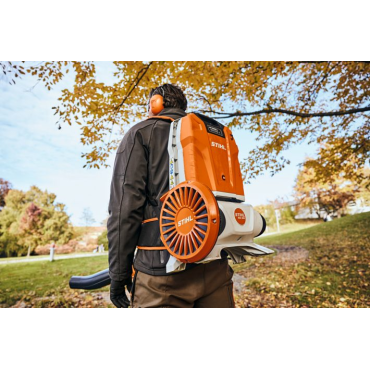 BGA 300 Souffleur à batterie STIHL en utilisation