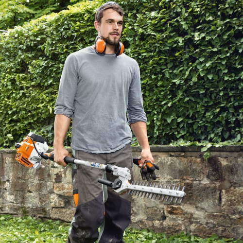 HL94 C-E Taille-haie sur perche STIHL tenu par un homme