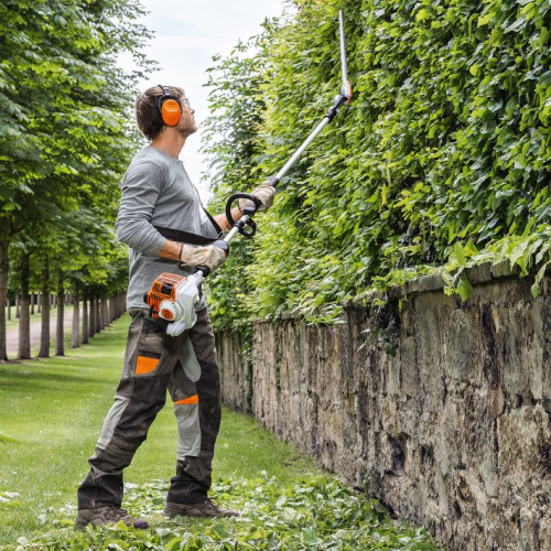 HL94 C-E Taille-haie sur perche STIHL en situation