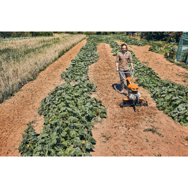 MH600 Motobineuse STIHL dans un champ