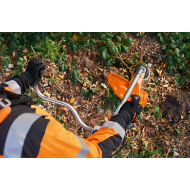 FS561 C-EM Débroussailleuse forestière STIHL en utilisation