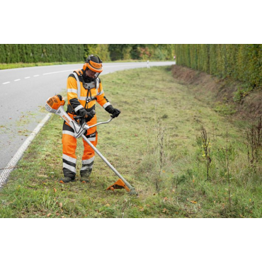 FS561 C-EM Débroussailleuse forestière STIHL en utilisation