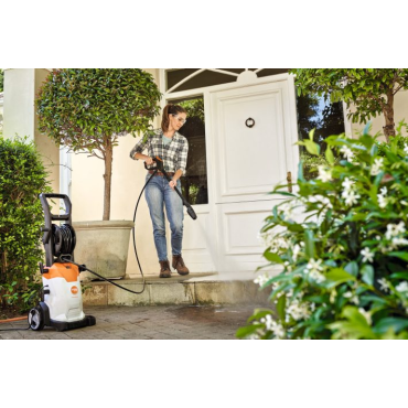 RE100 PLUS CONTROL Nettoyeur haute pression STIHL en utilisation