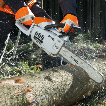 MS201 C-M Tronçonneuse thermique STIHL en utilisation