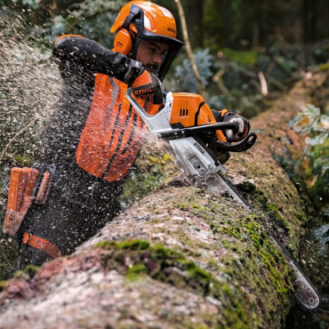 MS500i W Tronçonneuse thermique STIHL en utilisation