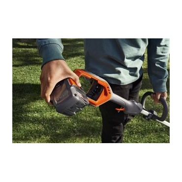 Coupe-bordures à batterie Husqvarna 215iL en utilisation