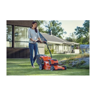 Tondeuse à batterie Husqvarna LC353iVX en utilisation