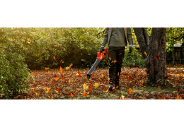 Souffleur de feuilles : comment bien l’utiliser et quand s’en servir ?